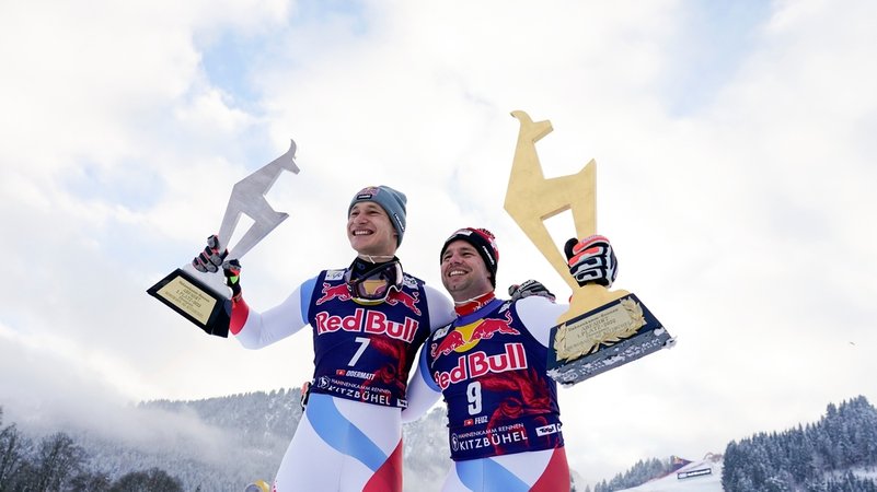 Die Schweizer Skirennläufer Marco Odermatt (links) und Beat Feuz