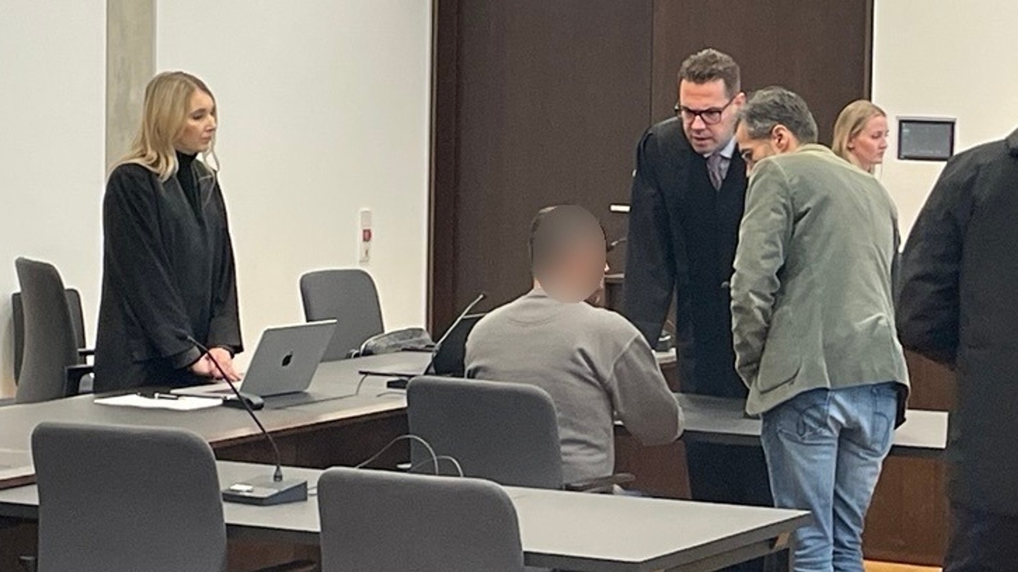 Der Angeklagte (sitzend) vor dem Landgericht Nürnberg