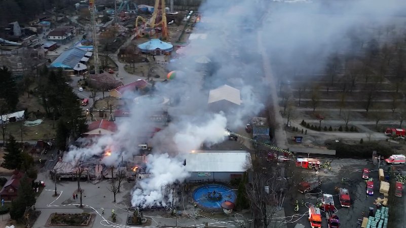 Meterhohe Flammen, mehrere Gebäude in Brand: Im Freizeit-Land Geiselwind ist am frühen Morgen ein Feuer ausgebrochen. | Bild: NEWS5 Meterhohe Flammen, mehrere Gebäude in Brand: Im Freizeit-Land Geiselwind ist am frühen Morgen ein Feuer ausgebrochen.