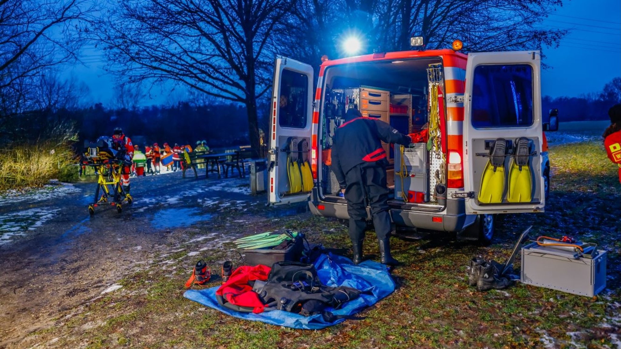 Retter am Fundort der Leiche in Fürth-Stadeln.