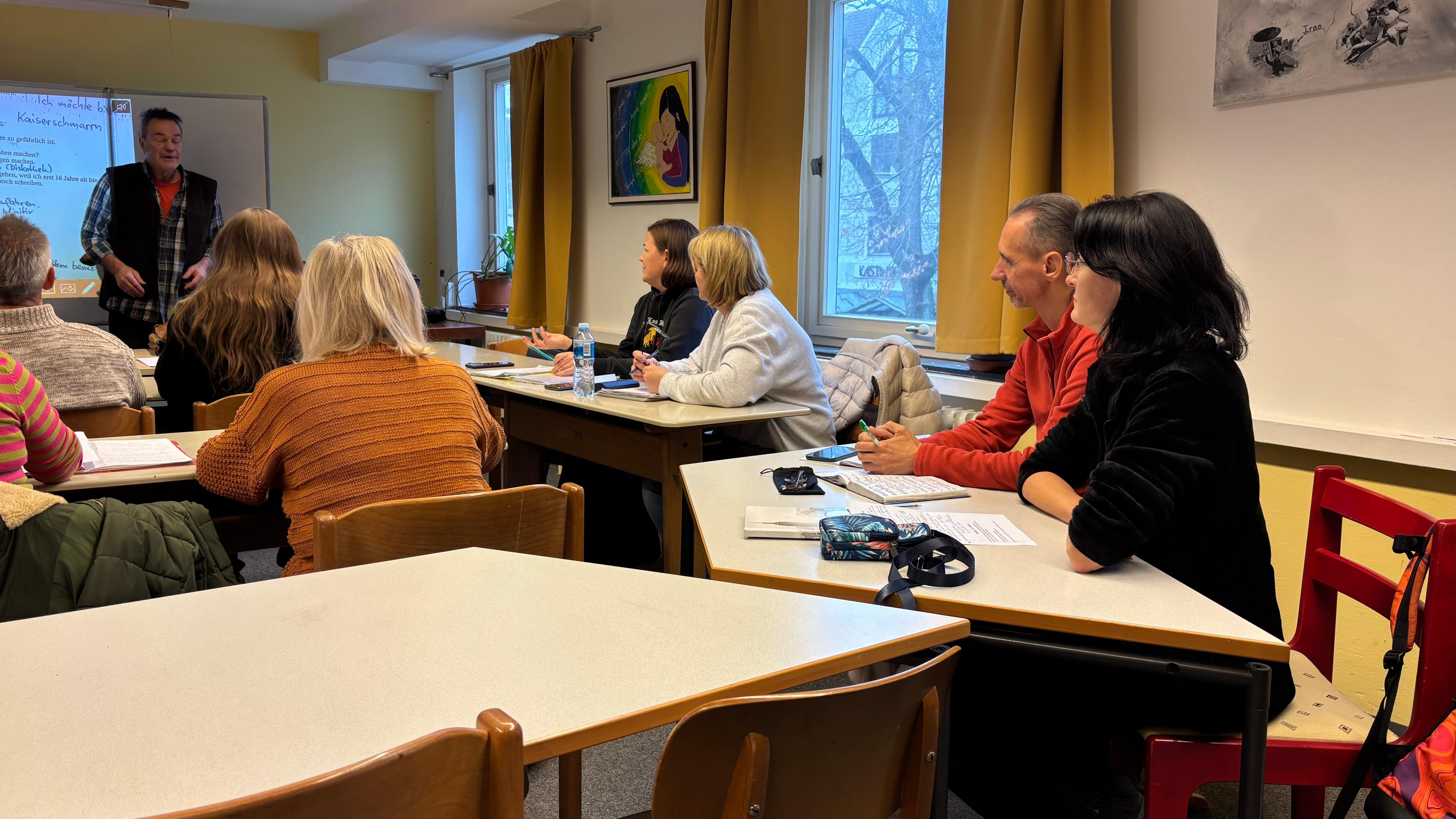 Der Sprachkurs in Erding ist auch für Ukraine-Flüchtlinge gratis. Asylbewerberleistungen reichen oftmals auch nicht für Integrationsmaßnahmen.