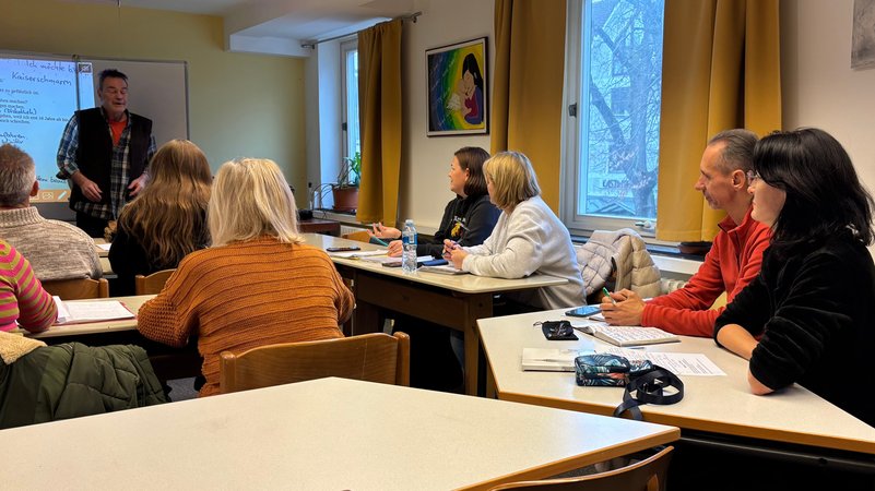 Der Sprachkurs in Erding ist auch für Ukraine-Flüchtlinge gratis. Asylbewerberleistungen reichen oftmals auch nicht für Integrationsmaßnahmen. | Bild: BR/Simon Berninger Der Sprachkurs in Erding ist auch für Ukraine-Flüchtlinge gratis. Asylbewerberleistungen reichen oftmals auch nicht für Integrationsmaßnahmen.