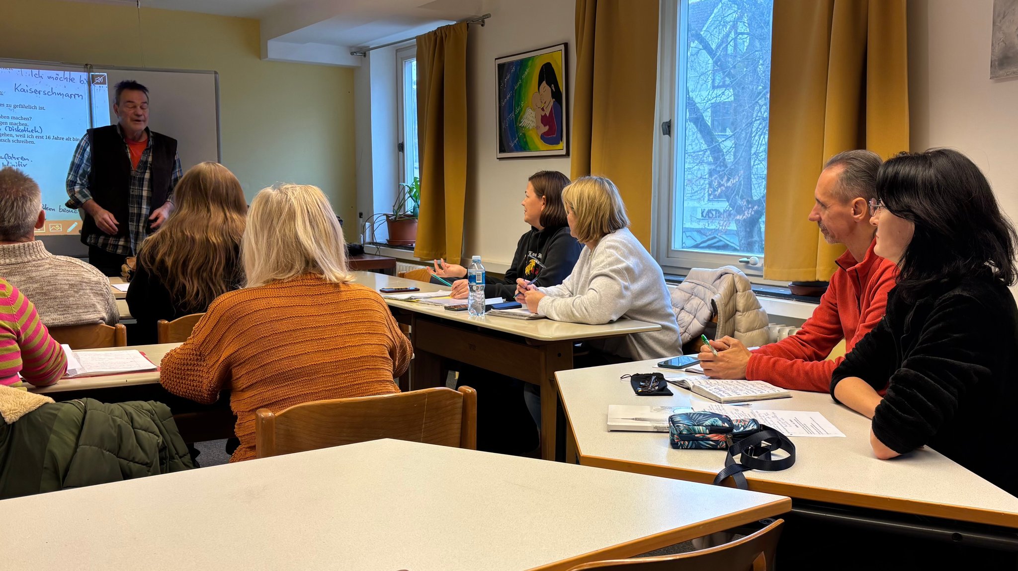 Der Sprachkurs in Erding ist auch für Ukraine-Flüchtlinge gratis. Asylbewerberleistungen reichen oftmals auch nicht für Integrationsmaßnahmen.