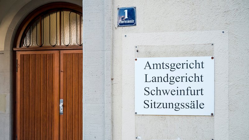 ARCHIV - Der Eingangsbereich zum Landgericht Schweinfurt | Bild: Daniel Vogl/dpa ARCHIV - Der Eingangsbereich zum Landgericht Schweinfurt