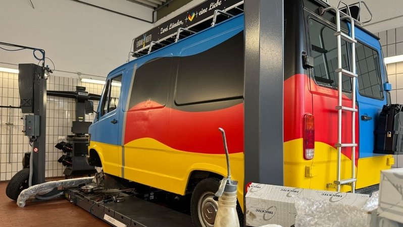 In deutschen und ukrainischen Farben ist die Feldküche von Ralf Eisenhut lackiert. | Bild: BR / Steffen Armbruster In deutschen und ukrainischen Farben ist die Feldküche von Ralf Eisenhut lackiert.