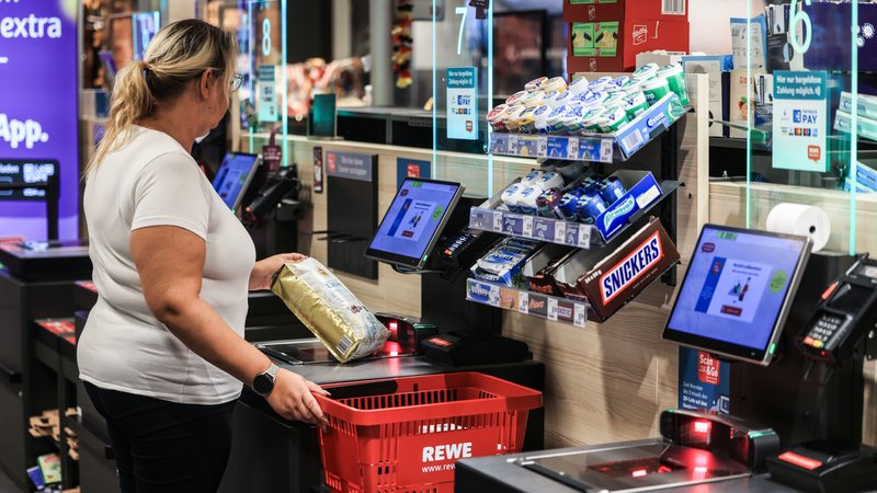 Selbstbedienungskasse im Supermarkt (Archiv- und Symbolbild) | Bild: picture alliance/dpa|Oliver Berg Selbstbedienungskasse im Supermarkt (Archiv- und Symbolbild)
