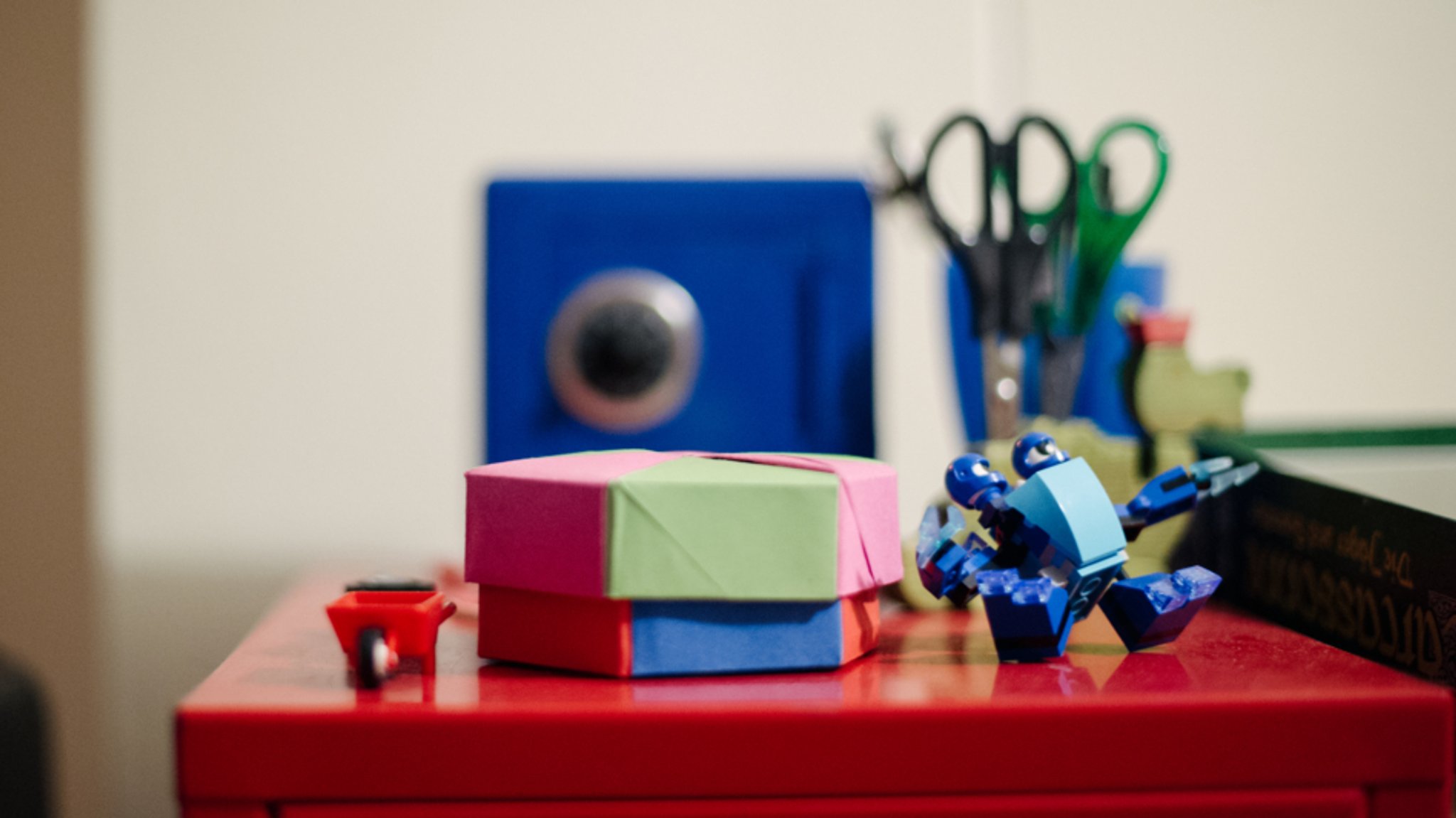 Spielsachen auf einem Schrank | Bild: BR/Julia Müller Spielsachen auf einem Schrank