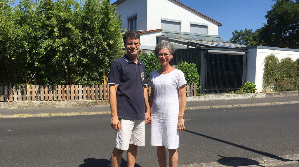 Margret Simmelbauer und ihr Mann Rainer Hirn stehen vor ihrem sanierten Haus in Veitshöchheim