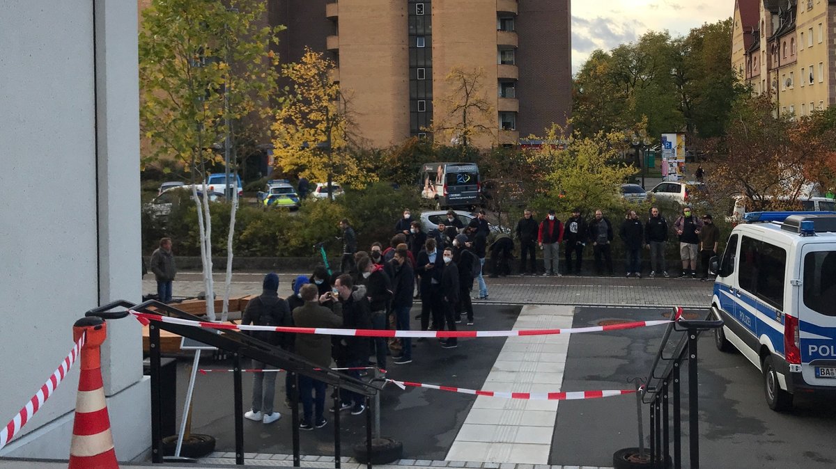 Interessierte stehen am Nürnberger Justizzentrum Schlange