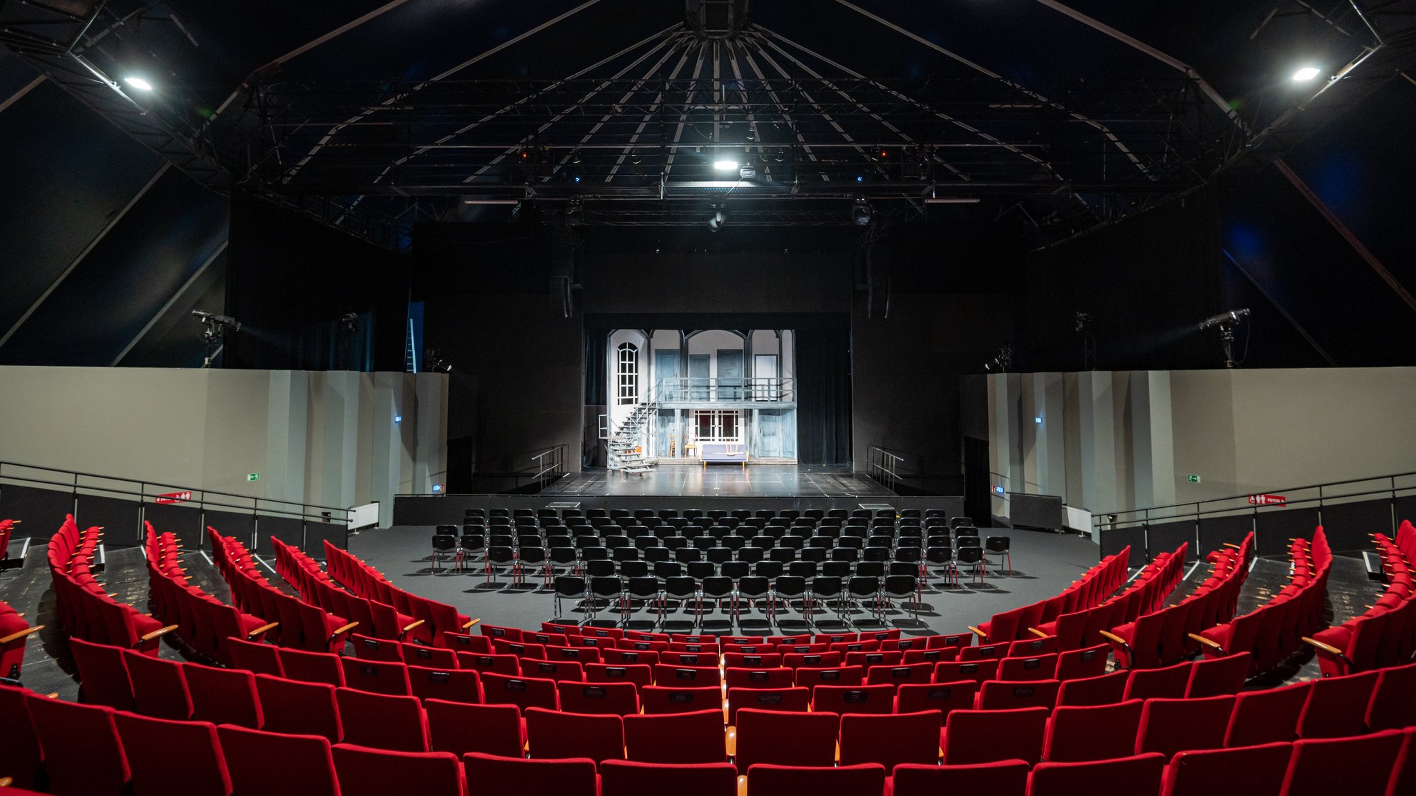 Der Zuschauerraum im Zelt des Ensembles des Landestheaters Niederbayern (Archivbild)