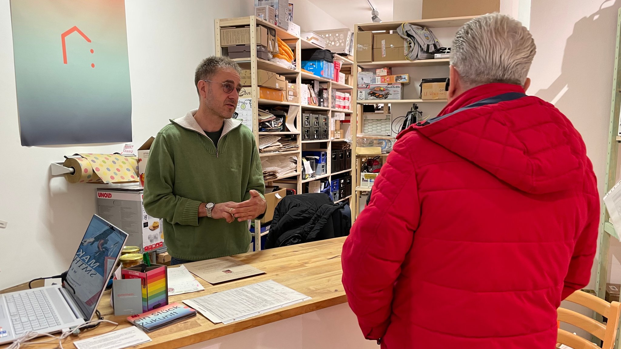 Ulrich Emmerling, Vorstandsmitglied der Zukunftshaus Genossenschaft, berät einen Kunden