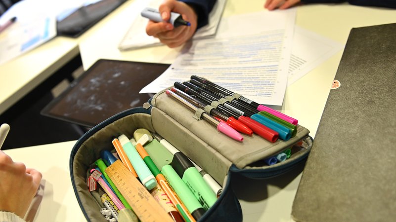 Archivbild: Schulunterricht am Oskar-Maria-Graf-Gymnasium in Neufarn | Bild: picture alliance / SvenSimon | Frank Hoermann/SVEN SIMON Archivbild: Schulunterricht am Oskar-Maria-Graf-Gymnasium in Neufarn
