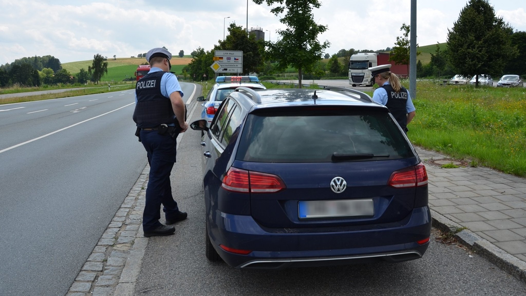 Die Bundespolizei Waldmünchen kontrolliert ein Auto