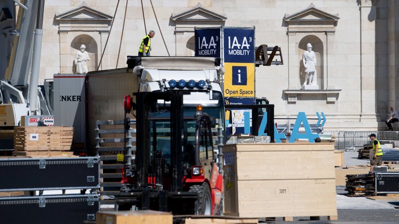 Arbeiter bauen auf dem Königsplatz Stände für die IAA Mobility auf.