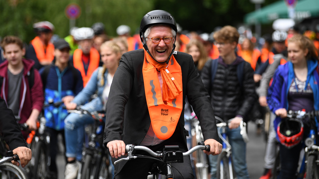 Der Ratsvorsitzende der Evangelischen Kirche in Deutschland, Heinrich Bedford-Strohm, radelt am 24.05.2017 in Berlin-Grunewald mit Teilnehmern einer Fahrradtour für die kirchliche Organisation "Brot für Welt" auf der letzten Etappe nach Berlin. 