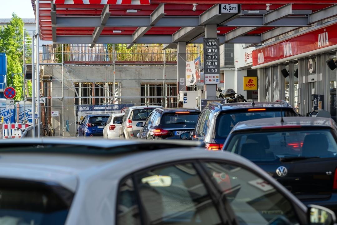 Autos stehen am 1. Mai an einer Tankstelle Schlange.