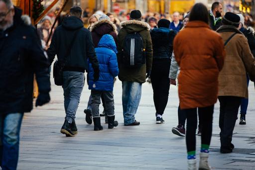 Menschen im Winter in der Fußgängerzone.