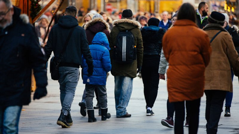 Menschen im Winter in der Fußgängerzone. | Bild: BR/Johanna Schlüter Menschen im Winter in der Fußgängerzone.