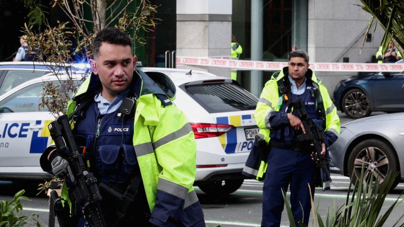 20.07.2023, Neuseeland, Auckland: Bewaffnete neuseeländische Polizeibeamte stehen an einer Straßensperre 