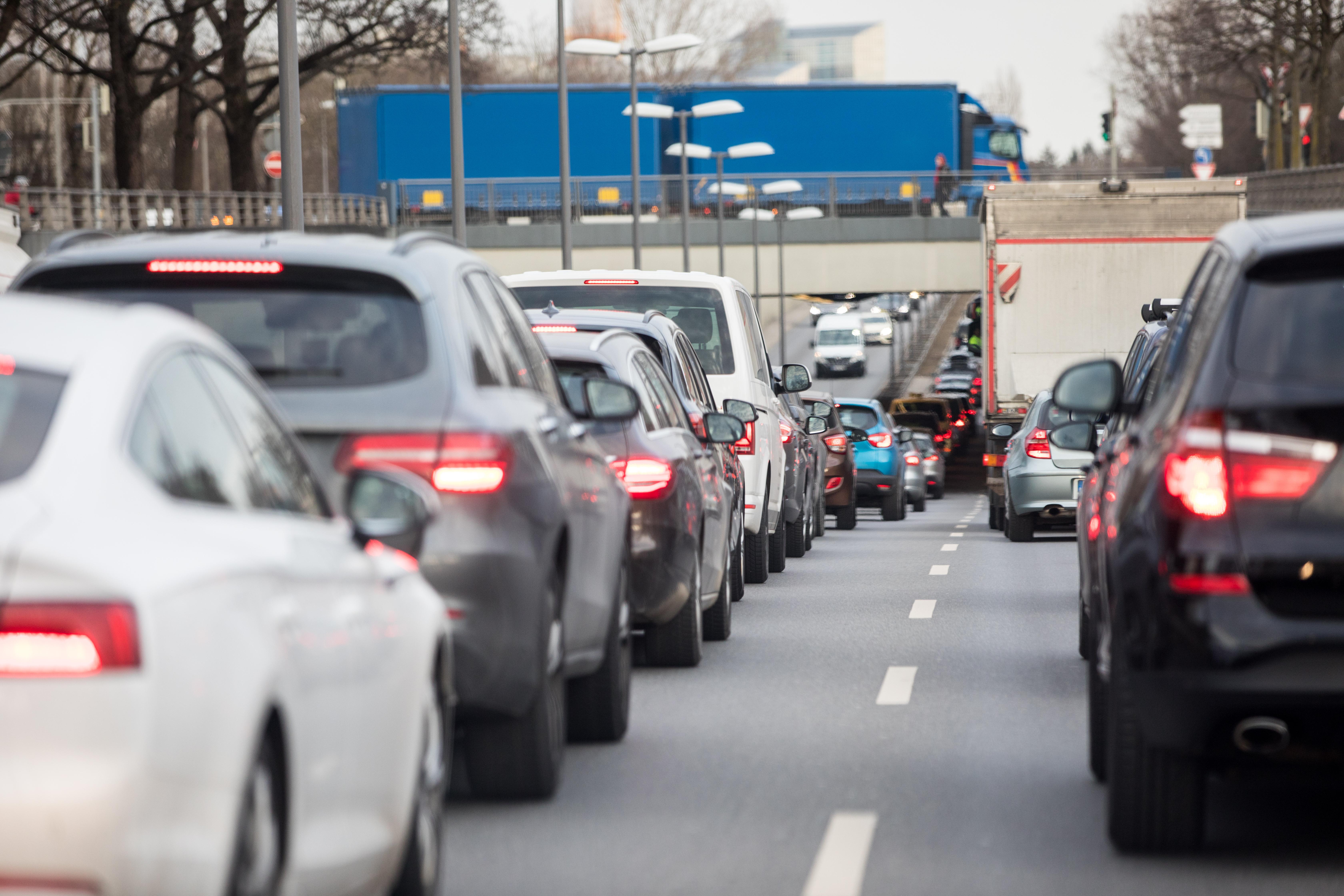 Stockender Verkehr auf dem Mittleren Ring in München