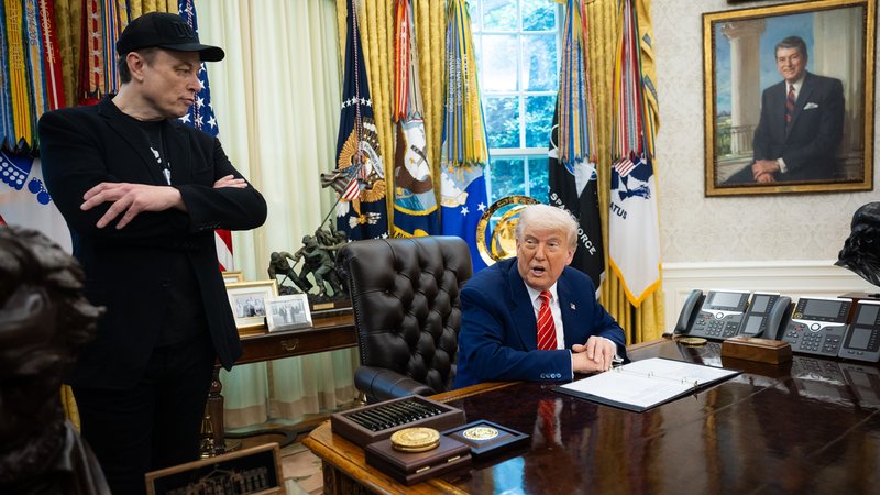 Elon Musk und US-Präsident Donald Trump | Bild: picture alliance / Newscom | Francis Chung Elon Musk und US-Präsident Donald Trump