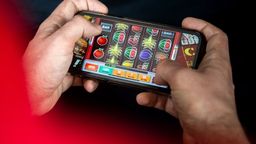 Am Smartphone wird ein Glücksspiel gespielt | Bild:picture alliance/dpa | Sina Schuldt