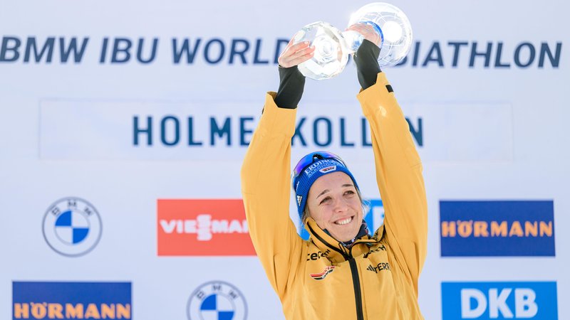 Franziska Preuß mit Kristalkugel | Bild: picture-alliance/dpa Franziska Preuß mit Kristalkugel