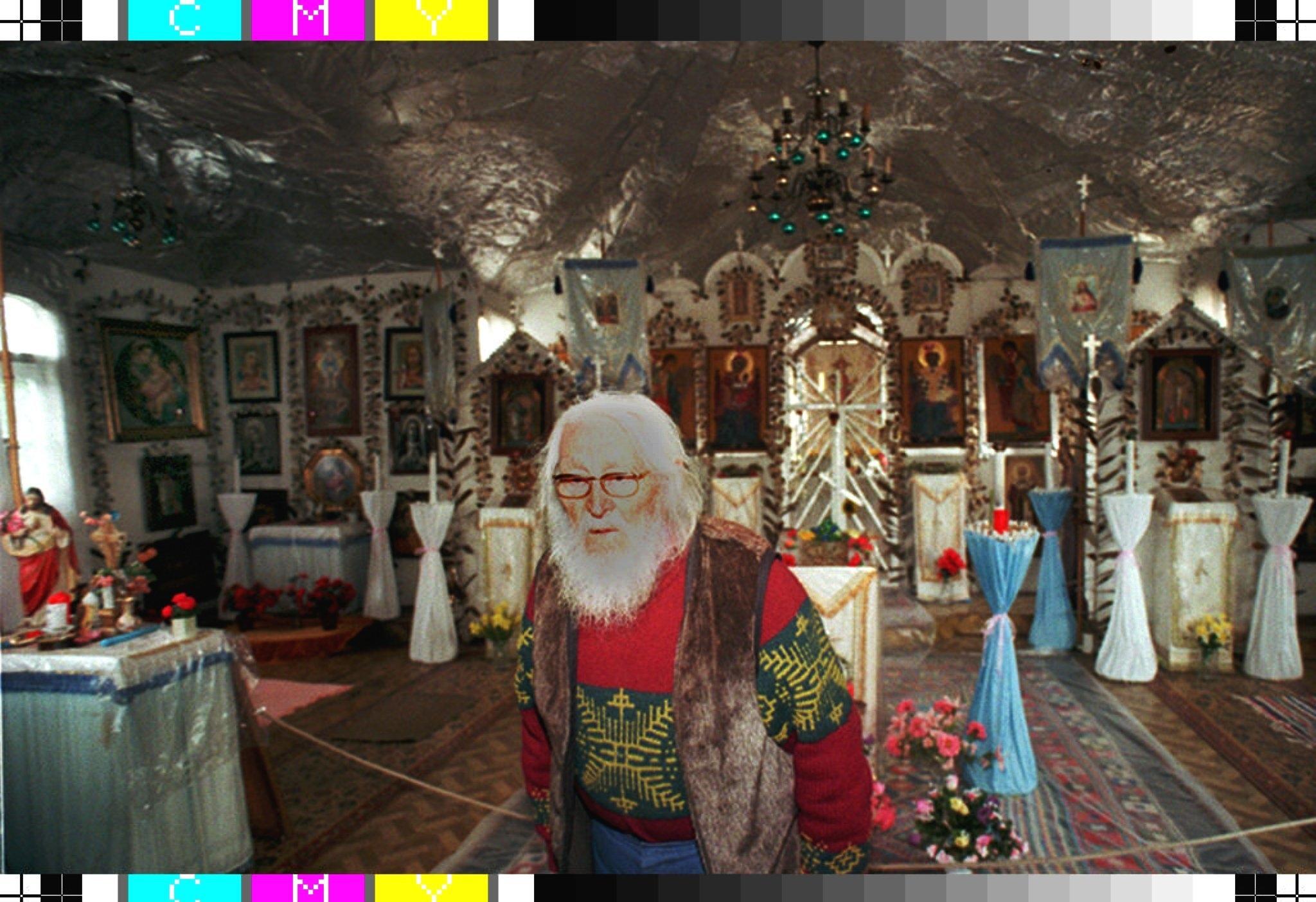 Väterchen Timofej steht im Januar 2000 in seiner Ost-West-Friedenskirche.