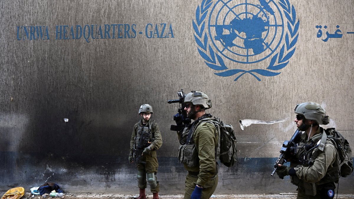 8.2.2024: Israelische Soldaten vor dem UNRWA-Hauptquartier in Gaza.