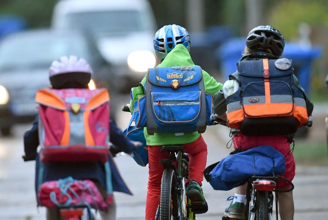(Symbolbild) Drei Schüler auf dem Fahrrad