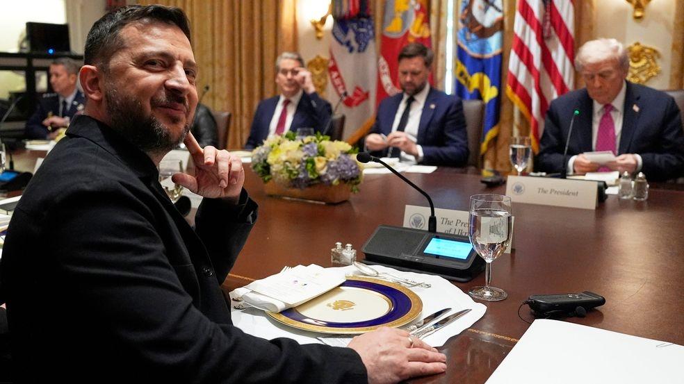 17.10.2025, USA, Washington: Der ukrainische Präsident Wolodymyr Selenskyj (l) sitzt beim Treffen mit US-Präsident Donald Trump (r), Vizepräsident JD Vance (2.v.r.) und US-Finanzminister Scott Bessent im Kabinettssaal des Weißen Hauses.