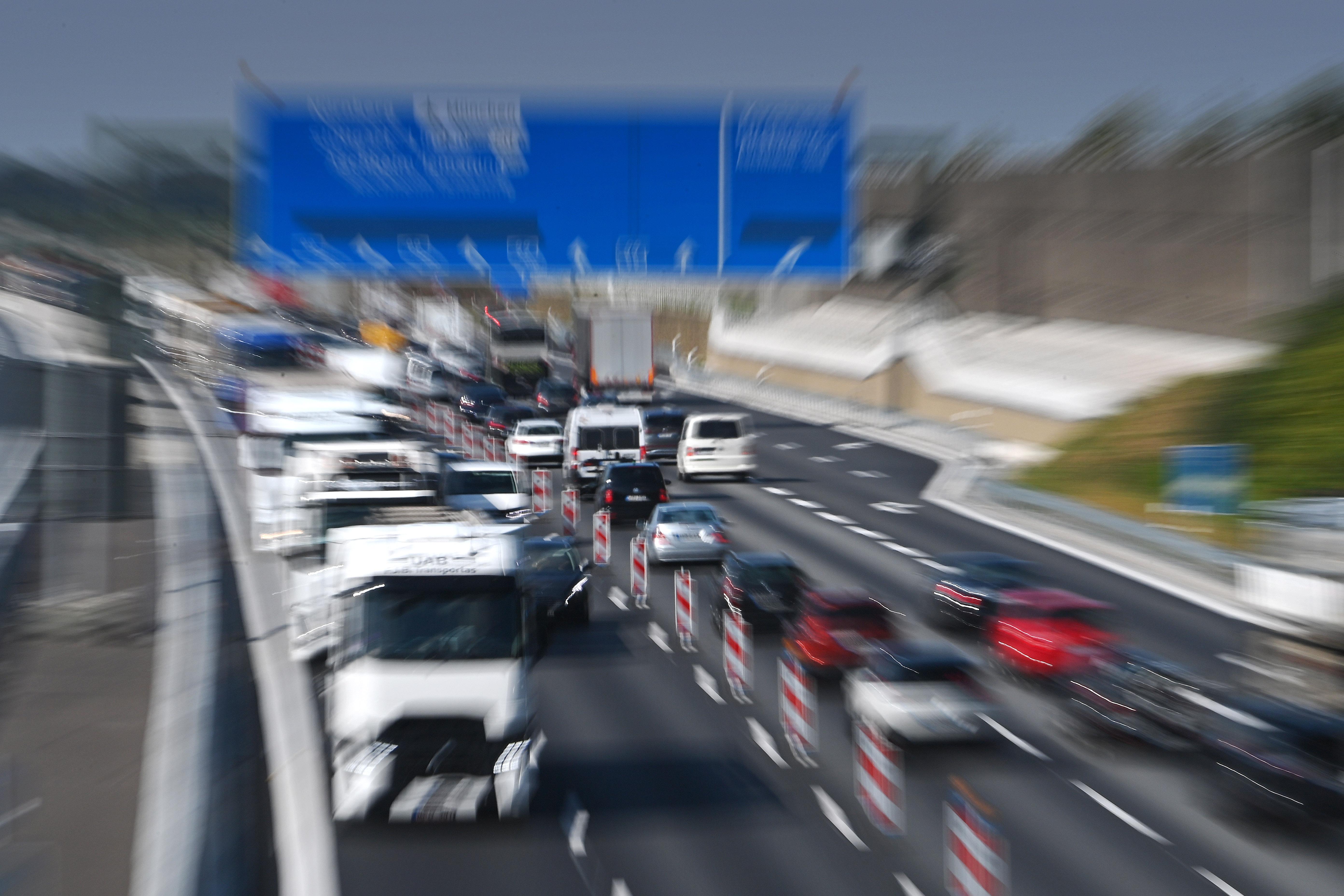 Viel Verkehr in einer Autobahn-Baustelle (Symbolbild)