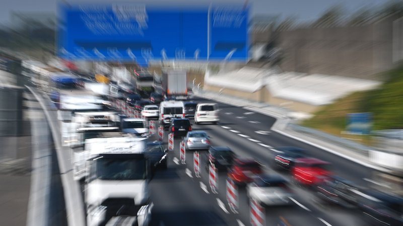 Viel Verkehr in einer Autobahn-Baustelle (Symbolbild) | Bild: picture alliance / SvenSimon | Frank Hoermann/SVEN SIMON Viel Verkehr in einer Autobahn-Baustelle (Symbolbild)
