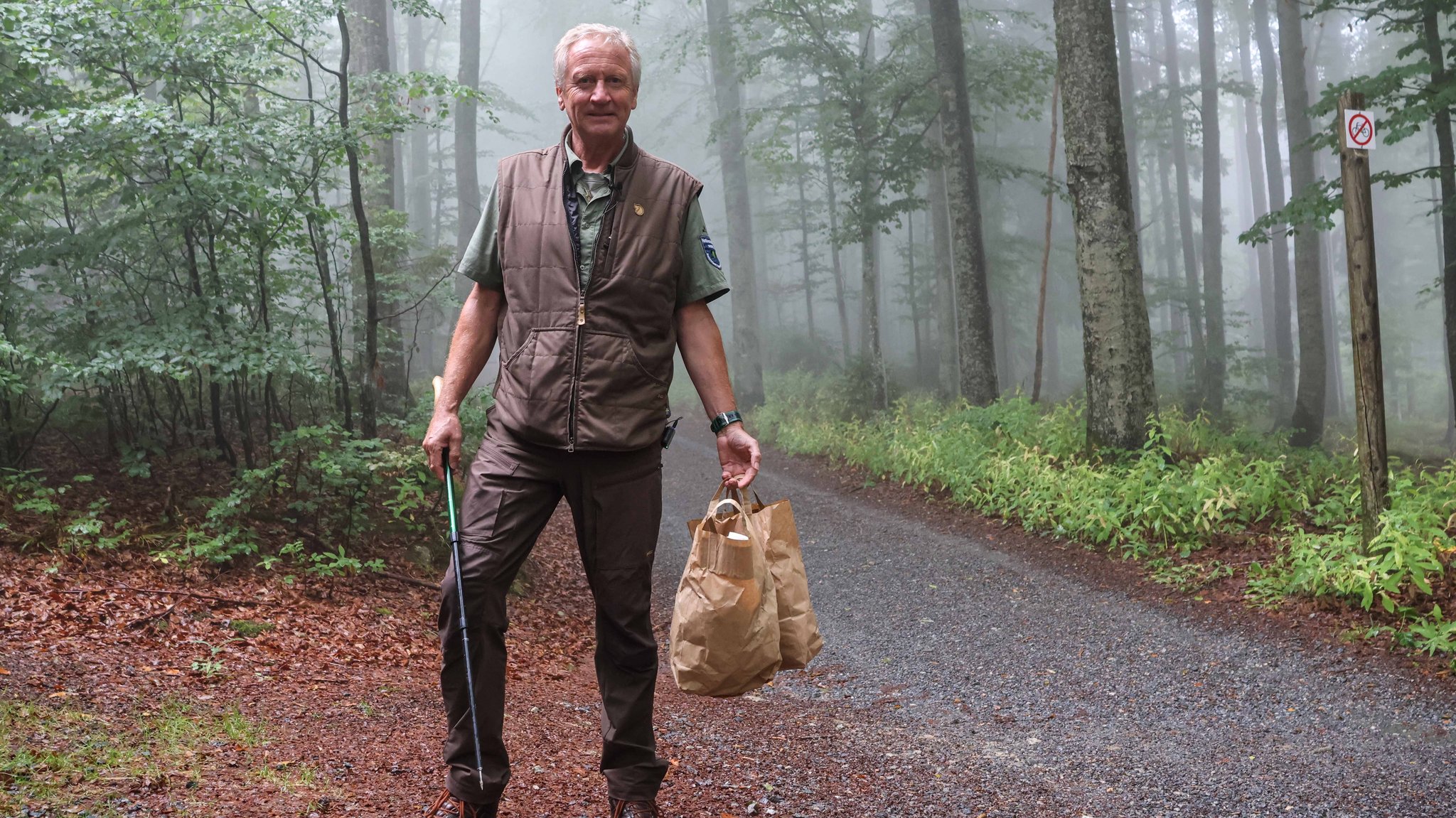 Ein Mann steht mit gefüllten Mülltüten im Wald. | Bild: Julia Reihofer/Nationalpark Bayerischer Wald Ein Mann steht mit gefüllten Mülltüten im Wald.