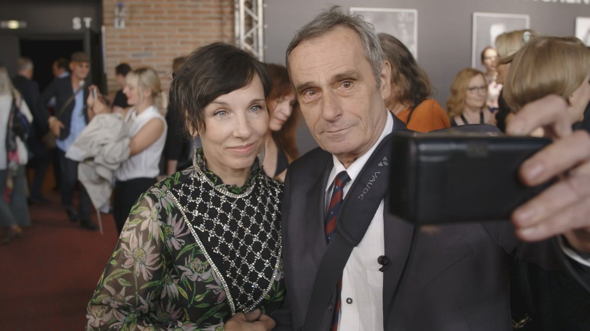 Selfie-Pionier Wolfgang Maier zusammen mit Meret Becker, in der Hand seine analoge Kleinbildkamera