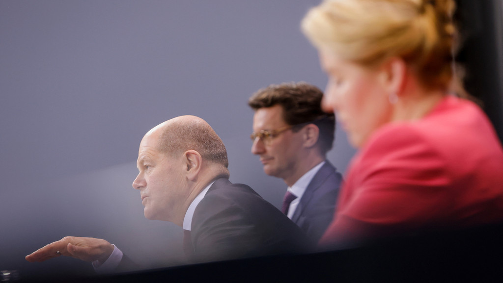Bundeskanzler Scholz (SPD, l), der nordrhein-westfälische Ministerpräsident Wüst (CDU, M) und Berlins Bürgermeisterin Giffey (SPD, r).