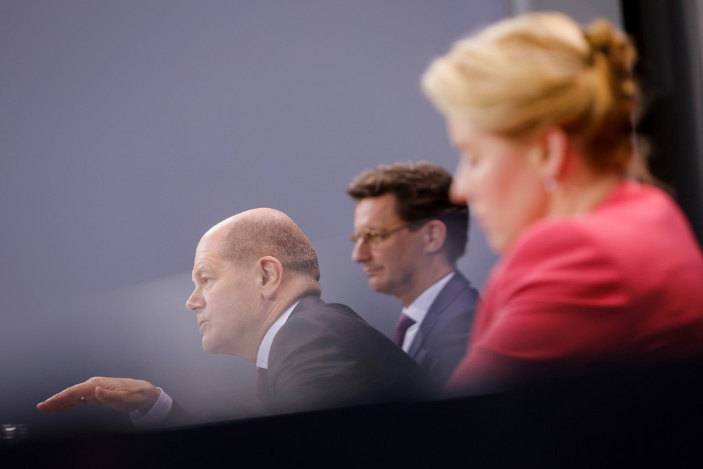 Bundeskanzler Scholz (SPD, l), der nordrhein-westfälische Ministerpräsident Wüst (CDU, M) und Berlins Bürgermeisterin Giffey (SPD, r).