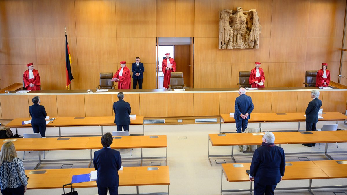 Symbolbild: Richterinnen und Richter des 2. Senat in am Bundesverfassungsgericht in Karlsruhe - Verkündung der Entscheidung über den Anleihenkauf der EZB am 5. Mai 2020