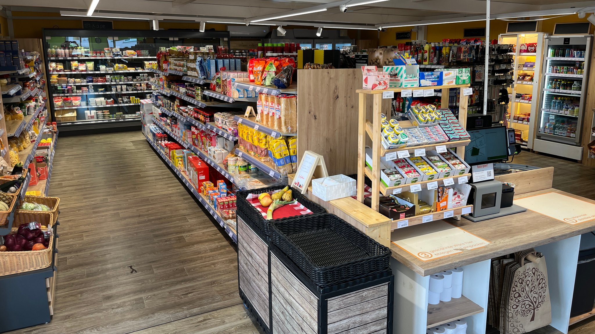 Ein Blick auf die gefüllten Regale im Dorfladen in Donnersdorf. | Bild: BR / Valentin Beige Ein Blick auf die gefüllten Regale im Dorfladen in Donnersdorf.