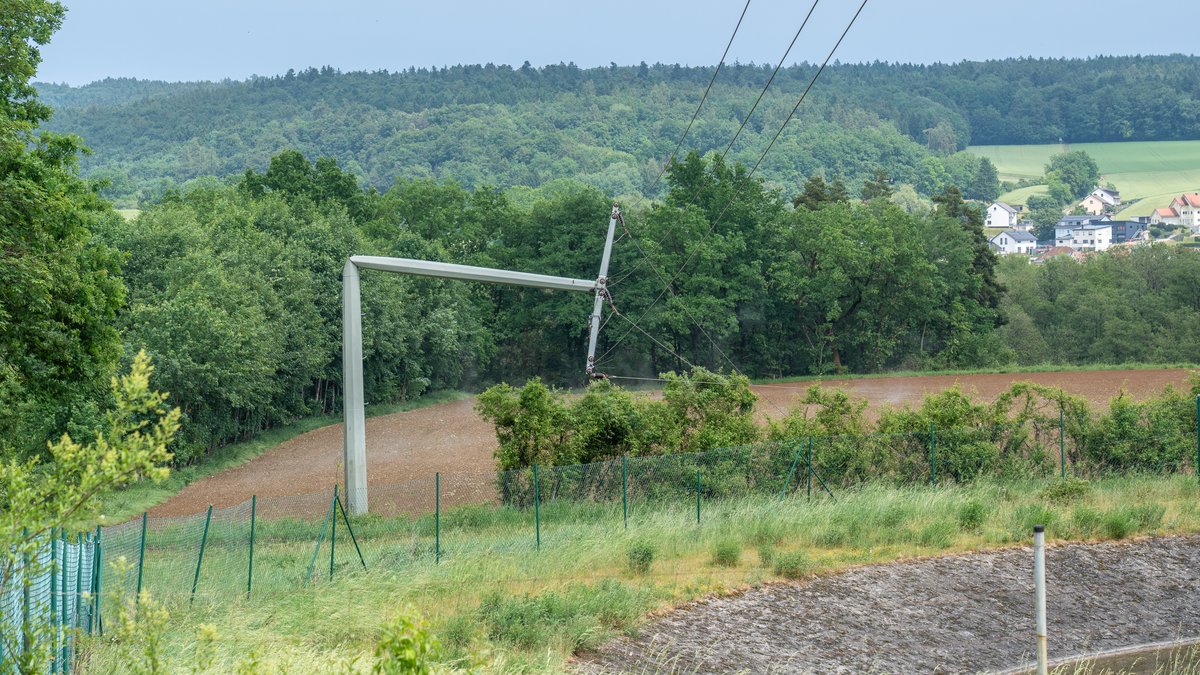 Umgeknickter Strommast im Landkreis Neumarkt