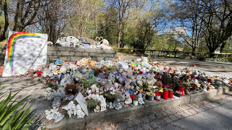 Gedenkort an den Messerangriff von Januar mit zwei Toten im Park Schöntal zehn Wochen nach der Tat (am 7. April 2025). | Bild: Barbara Ecke/BR Gedenkort an den Messerangriff von Januar mit zwei Toten im Park Schöntal zehn Wochen nach der Tat (am 7. April 2025).