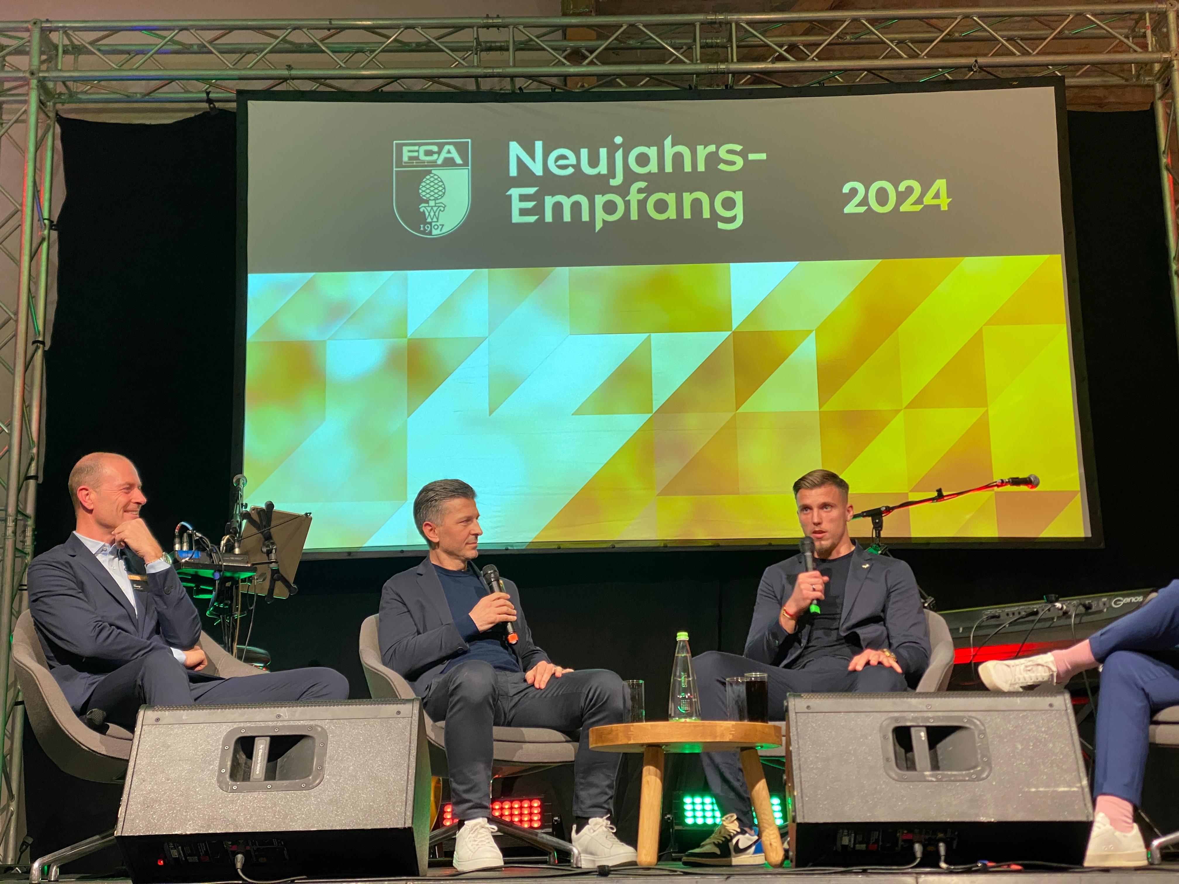 von links: FCA-Trainer Jess Thorup, Sportdirektor Marinko Jurendic und Kapitän Ermedin Demirovic