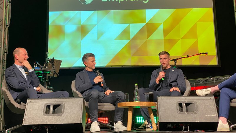 von links: FCA-Trainer Jess Thorup, Sportdirektor Marinko Jurendic und Kapitän Ermedin Demirovic | Bild: BR / René Kirsch von links: FCA-Trainer Jess Thorup, Sportdirektor Marinko Jurendic und Kapitän Ermedin Demirovic