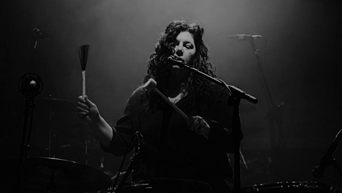 Die Sängerin und Drummerin Mimi Parker 2017 im Roundhouse, London