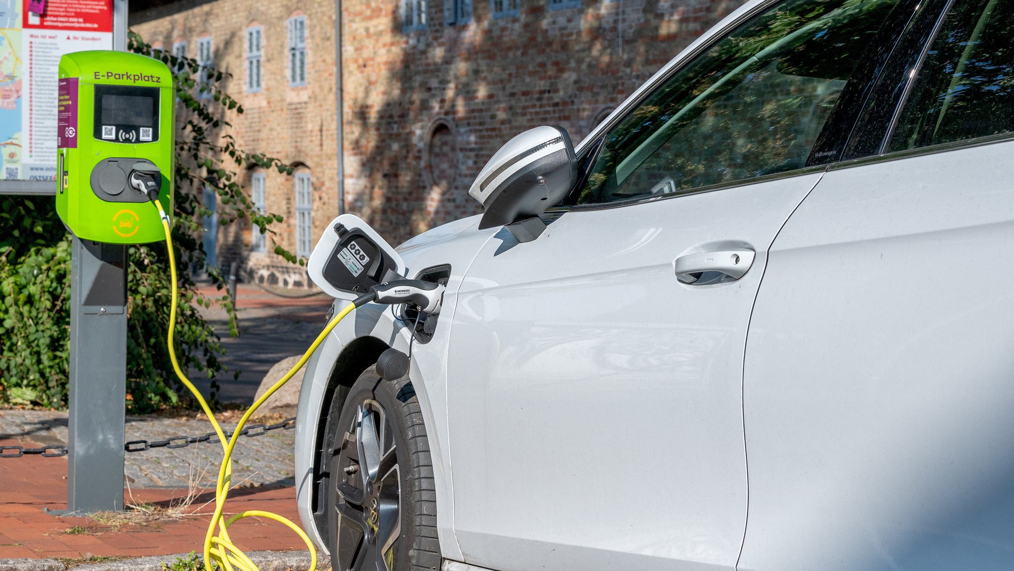 E-Auto an einer Ladestation 