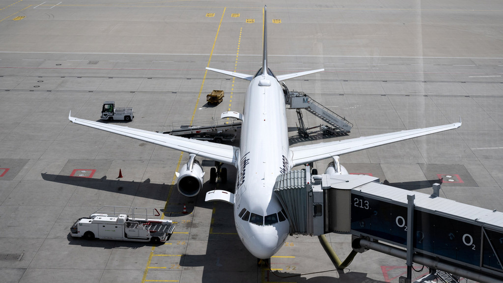 Ein Flugzeug am Flughafen München an einem Gate.