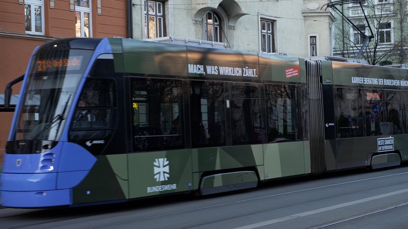 Eine Tram im Camouflage-Look macht Werbung für die Bundeswehr. | Bild: Melina Eisemann/BR Eine Tram im Camouflage-Look macht Werbung für die Bundeswehr.