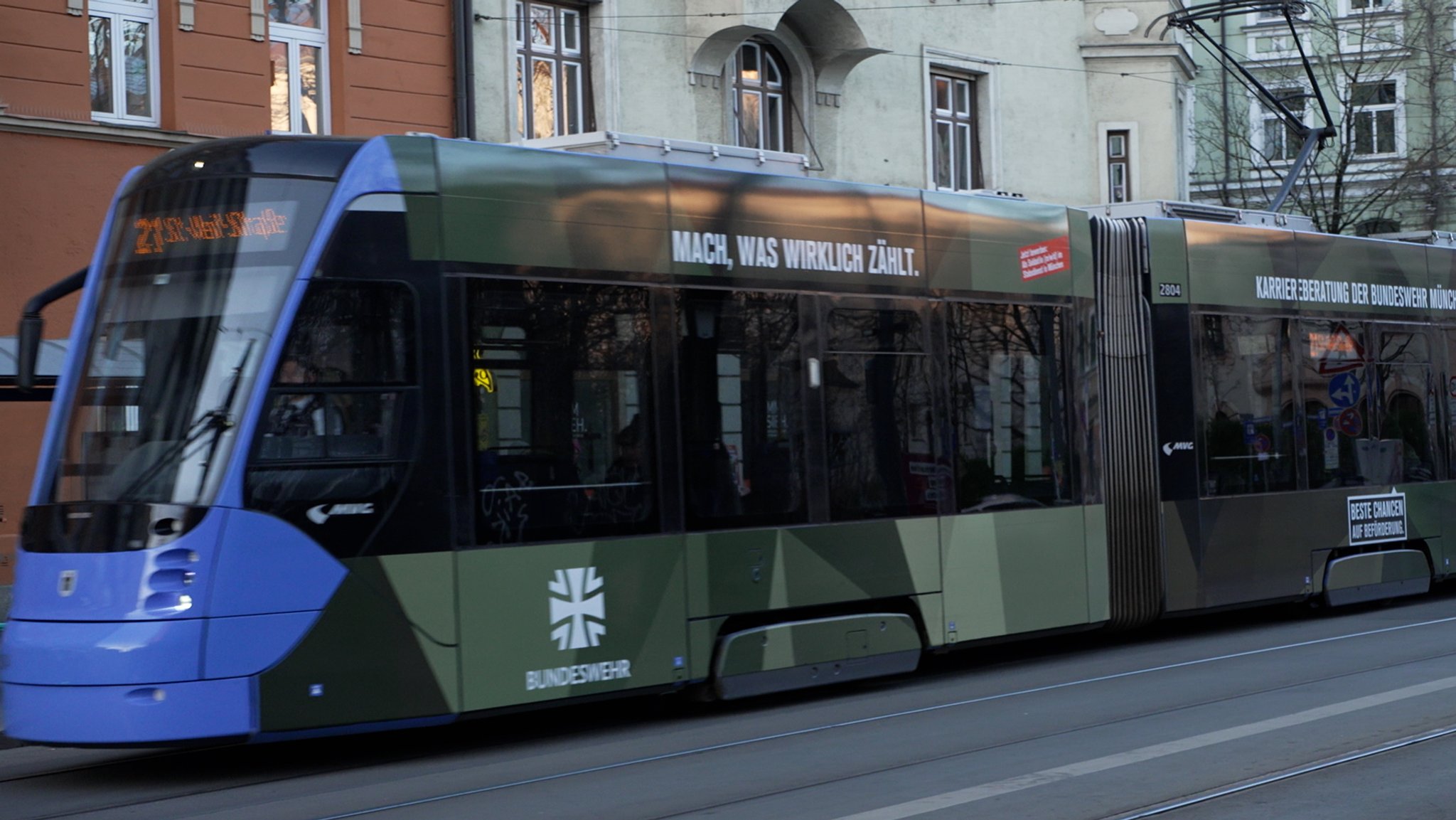 Eine Tram im Camouflage-Look macht Werbung für die Bundeswehr.