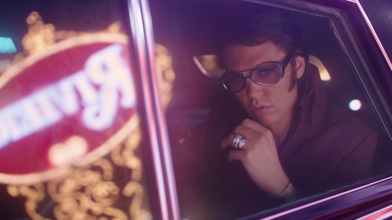 Elvis-Darsteller Austin Butler mit Sonnenbrille im Auto: Szene aus "Elvis"