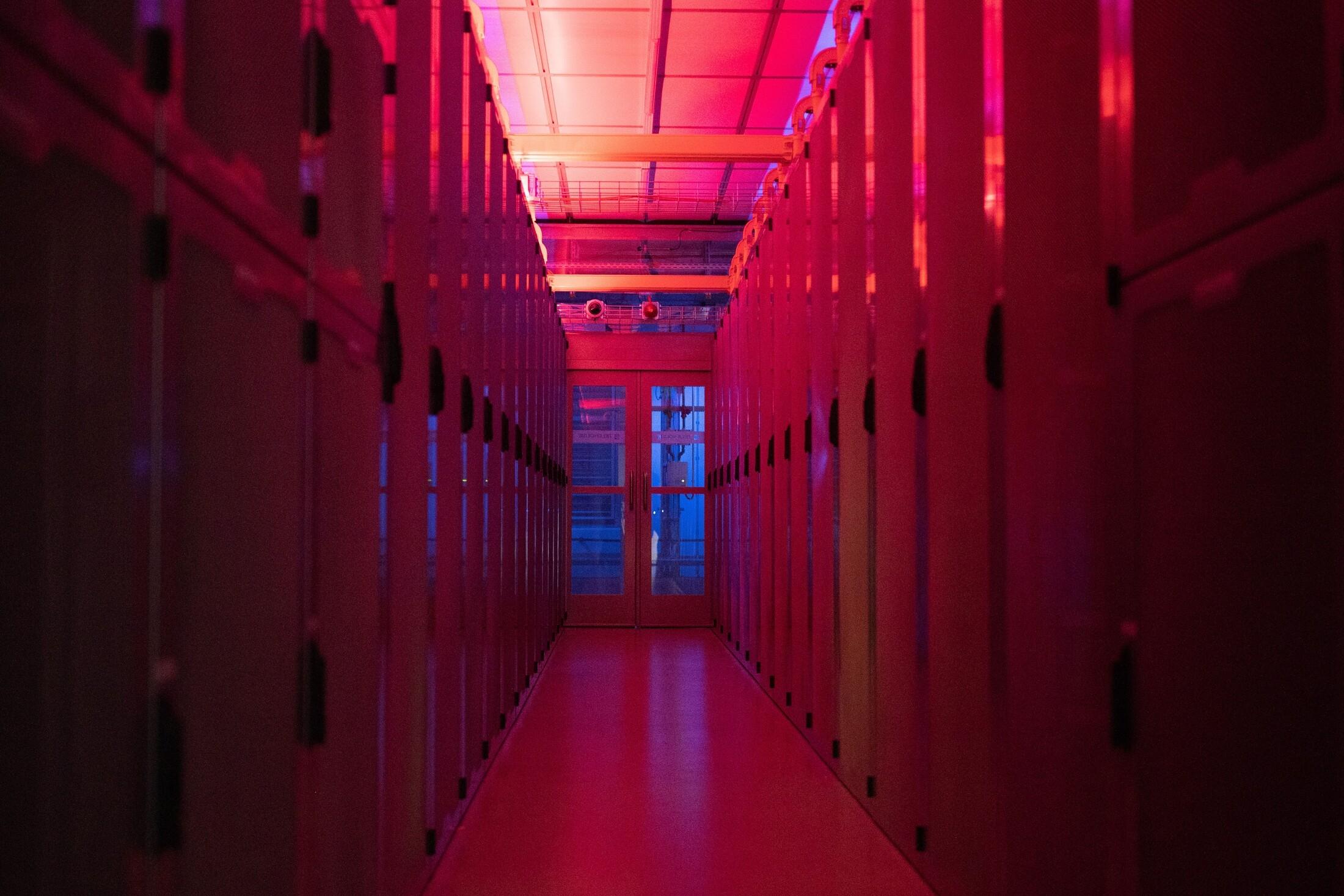 Rotes Licht leuchtet in einem Rechenzentrum der Telehouse Deutschland GmbH.